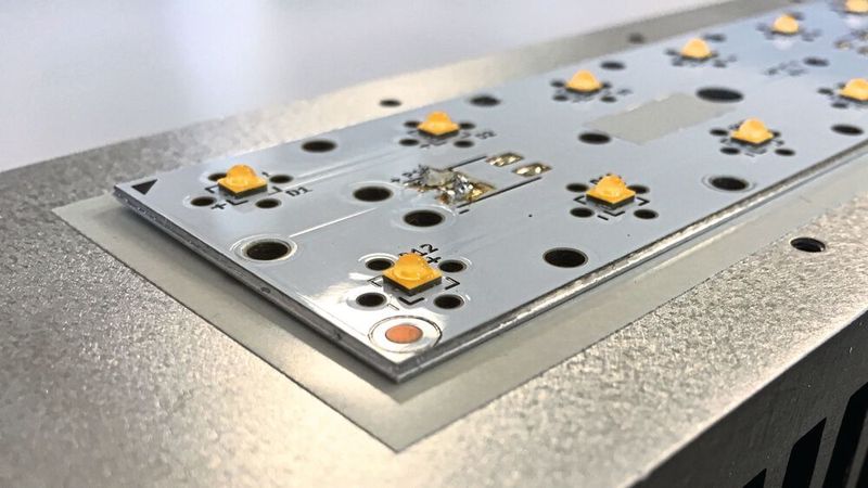 Thermisches Interface: Die thermische Kopplung der Wärmequelle (Leiterplatte mit Leistungsbauelementen) durch ein TIM an externe Kühlkörper stellt ein nicht zu unterschätzendes Element in der gesamten Entwärmungskette der Leistungselektronik dar.