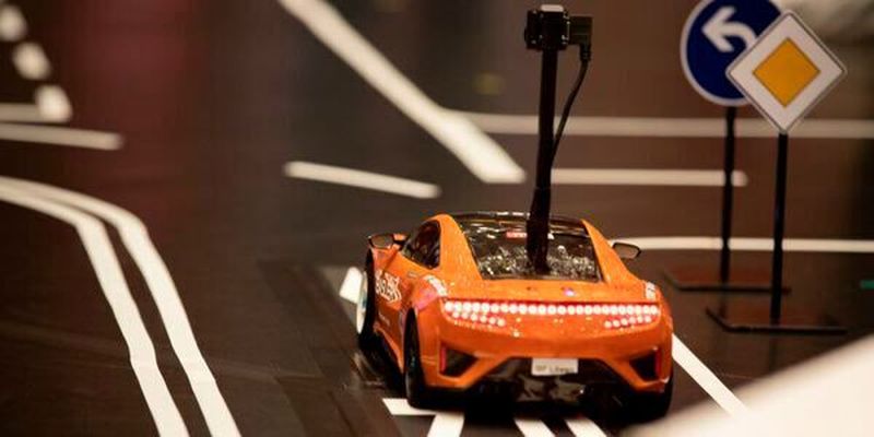 Die Studenten treten mit ihren autonom fahrenden Modell-Autos gegeneinander an.