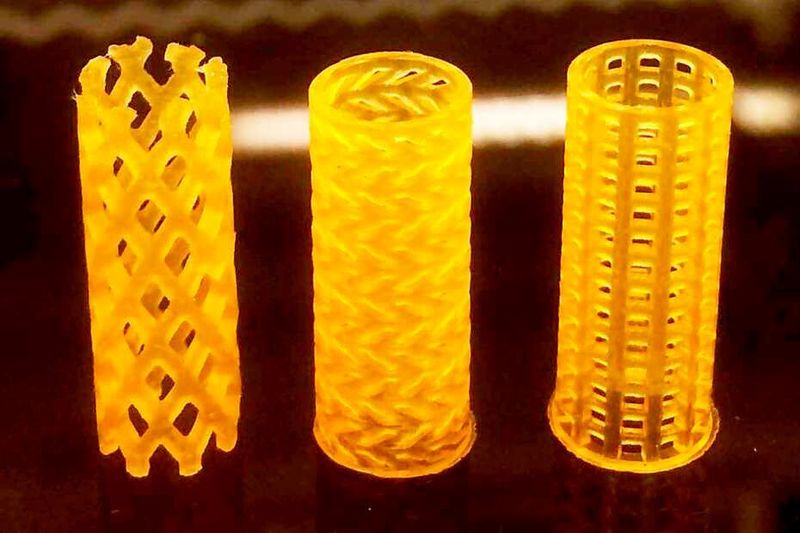 Drei Prototypen der Atemwegsstents mit unterschiedlichen Designs. Das speziell entwickelte Harz baut sich nach dem Einpflanzen nach und nach ab.