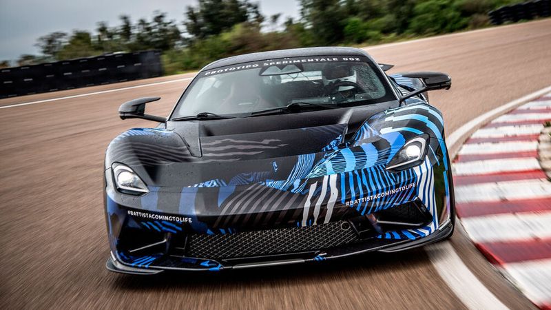 Pininfarina hat seinen Hypersportwagen Battista fertig. Auf dem Hochgeschwindigkeitskurs bringt er Profi-Rennfahrer Nick Heidfeld jedenfalls zum Staunen.