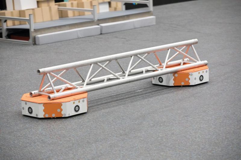 So sieht moderne Logistik aus: Der „LoadRunner“ ist bis zu 25 m/s schnell und kann sich im Schwarm organisieren. Im Bild: Zwei der Fahrzeuge transportieren ein Bauteil.