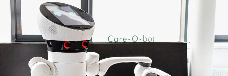 Das Fraunhofer IPA hat neue Softwaretechnologien entwickelt, mit denen der Serviceroboter Care-O-bot 4 beispielsweise verschiedene Objekte wahrnehmen und den Nutzer auf diese aufmerksam machen kann.