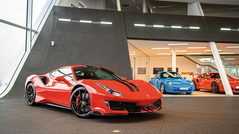 Vor der für Audi-Showrooms typischen Avus-Kurzve präsentiert David Finest Sports Cars exklusive Sportwagen.