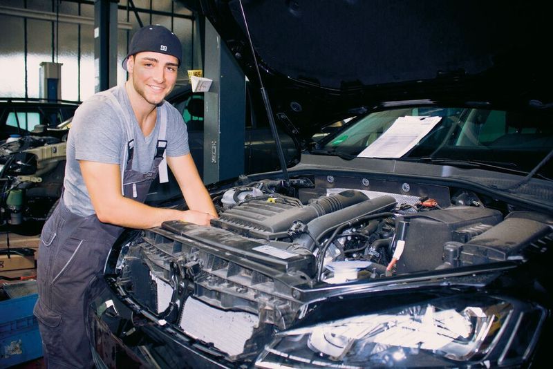 Der Kfz-Mechatroniker zählt weiterhin zur den beliebtesten Ausbildungsberufen im Handwerk, auch wenn 2020 die Zahl der abgeschlossenen Ausbildungsverträge sank.