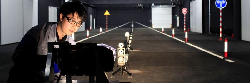 Der Lichttechnikhersteller ZKW eröffnet neue Standorte in Tschechien und China.