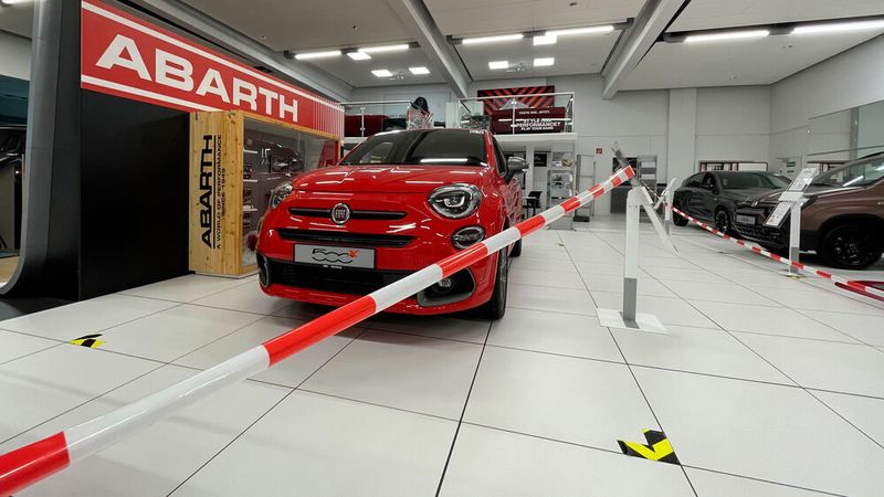 Mancherorts dürfen Autohändler bald die Absperrbänder vorerst wohl wieder wegpacken.