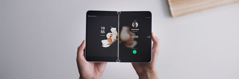 Die beiden Displays im Microsoft Surface Duo haben jeweils eine Diagonale von 5,6 Zoll. Sie sind durch 360-Scharniere verbunden. Das Android-Gerät wiegt 250 Gramm.