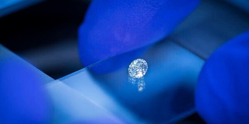 Mit künstlichen Nanodiamanten lassen sich Sensoren und etwa bildgebende Verfahren verbessern. Auch im neuen Zukunftscluster Q-Sens werden solche künstlichen Diamanten eingesetzt.