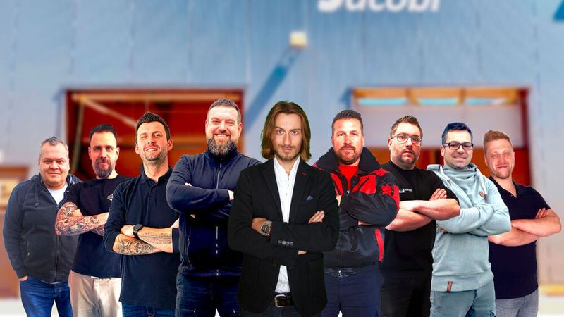 Die „Kfz-Rockstars“ um Robert Merz (Mitte) bieten mit der Aktion „Gemeinsam sind wir stark“ kostenlose Autoreparaturen für Corona-Geschädigte an.