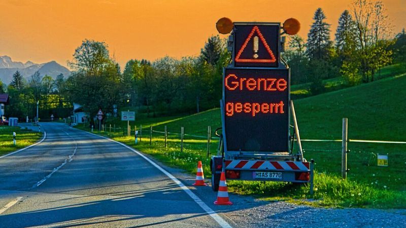Geschlossene Grenzen blockieren auch den europäischen Warenverkehr. In der Automobilindustrie könnte die Produktion gestört werden.