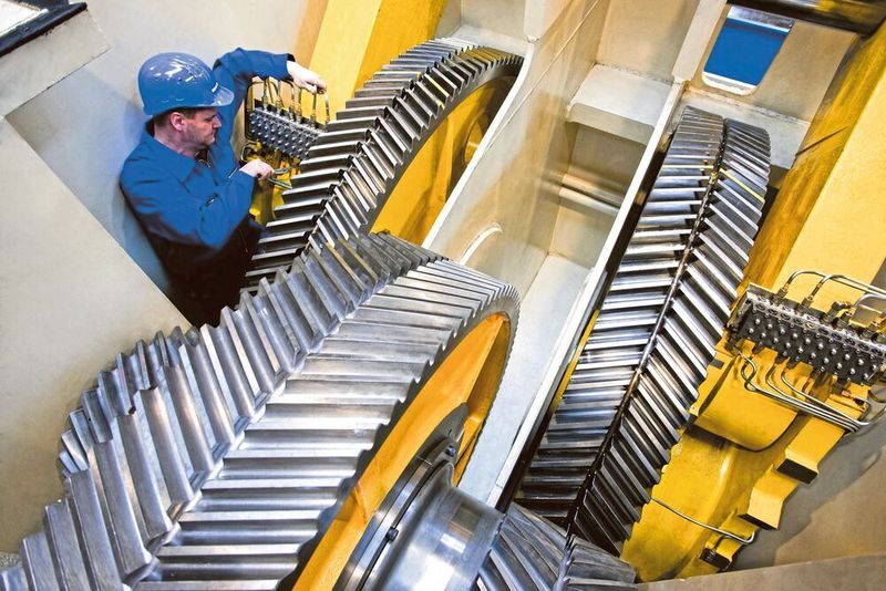 Effizienz im Presswerk: Die Fachtagung findet statt am 17. Juni in Stuttgart. Im Bild: Ein Mitarbeiter wartet eine Pressenlinie.