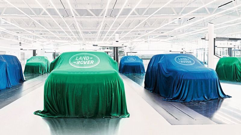Der erste Land-Rover-Stromer kommt 2024 auf den Markt. Dann soll es Schlag auf Schlag gehen: Bis 2026 hat der Hersteller sechs BEVs angekündigt.
