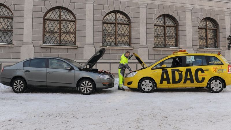 Der Klassiker im Winter: Batterie leer, ADAC hilft.