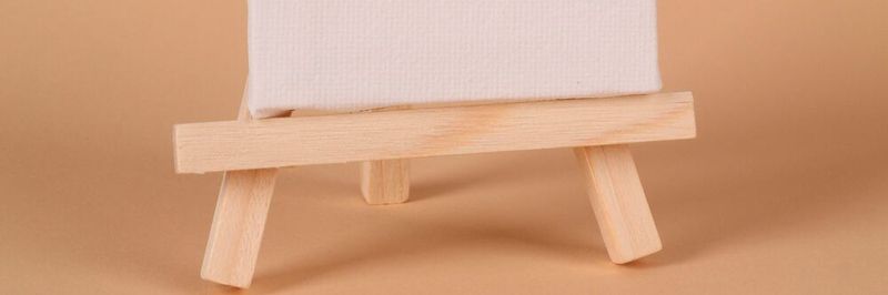 Canvas heißt übersetzt „Leinwand“. Es handelt sich dabei um ein möglichst großes Blatt Papier, auf welchem die wichtigsten Schlüsselaspekte eines Unternehmens vermerkt sind.