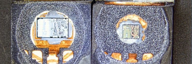 Texas Instruments LM2596: Der Schaltregler links ist das Original, rechts die Fälschung mit deutlich kleinerem Chip und geringerer Strombelastbarkeit.