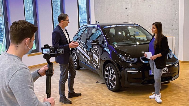 Filmaufnahmen zum E-Autohaus: Geschäftsführer Joachim Kuhn vom Kfz-Gewerbe Hessen im Gespräch mit Moderatorin Julia Nestle (rechts).