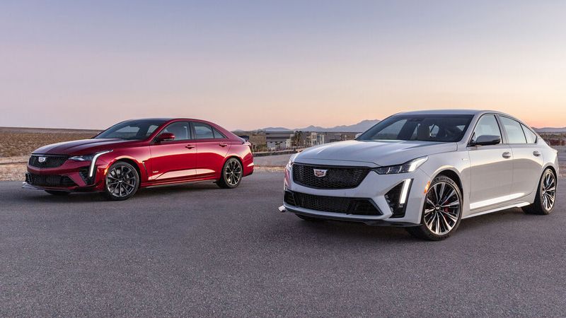 Die Limousinen CT4-V (li.) und CT5-V (re.) bietet Cadillac neuerdings als besonders sportliche Blackwing-Versionen mit bis zu 677 PS an.