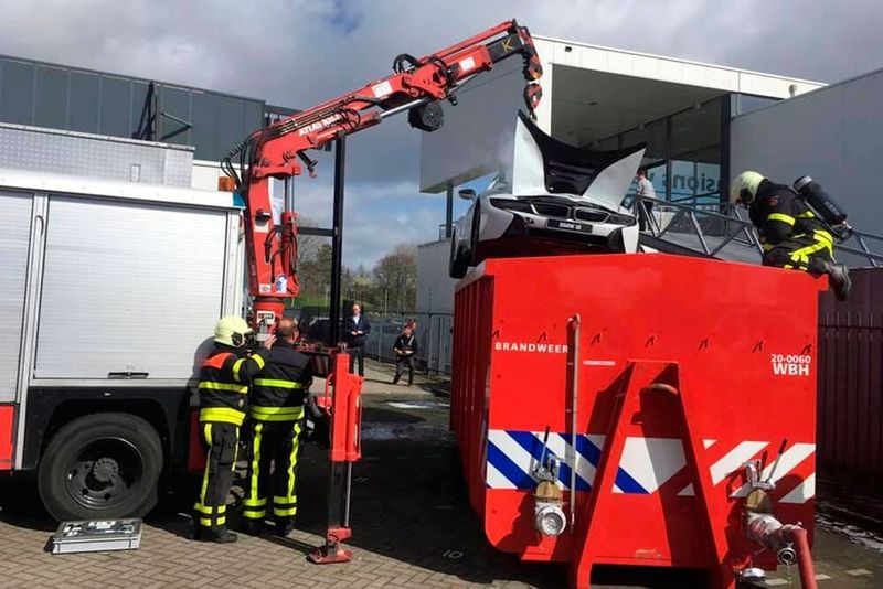 Nach der Spritztour kommt der Tauchgang: Ein BMW i8 verschwindet im Löschcontainer.
