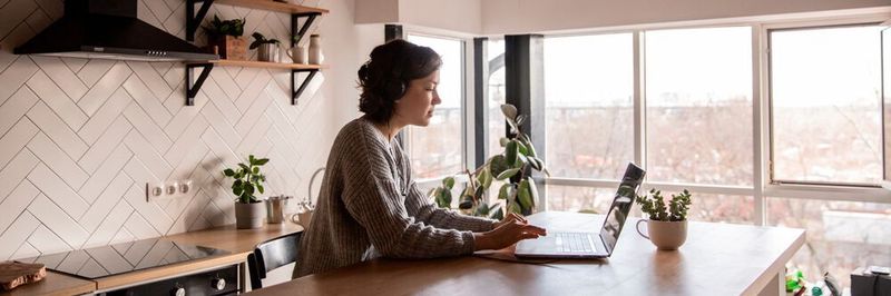 Die Kaffeeküche ist in vielen Unternehmen eine Wissensquelle: Mitarbeiter tauschen sich aus und es entstehen oft kreative Ideen für beispielsweise die nächste Kampagne. Im Homeoffice bleibt die Kaffeeküche geschlossen – Alternativen müssen also her.