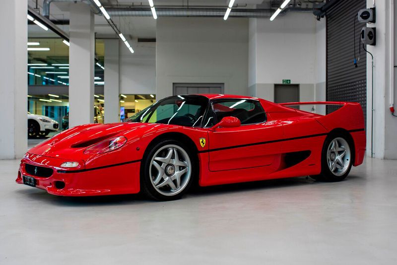 Kaum gefahren, und wenn von einem Formel-1-Champion: Sebastian Vettel verkauft unter anderem diesen Ferrari F50.