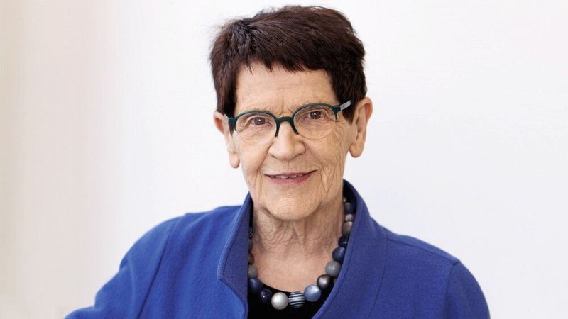 „Frauen tragen in der Corona-Krise die Hauptlast“ – die ehemalige Bundestagspräsidentin Rita Süssmuth appelliert deshalb an die Industrie: Schafft endlich Geschlechtergerechtigkeit!