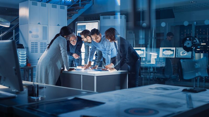 Bosch und Microsoft arbeiten an einer Softwareplattform für vernetztes Fahren.
