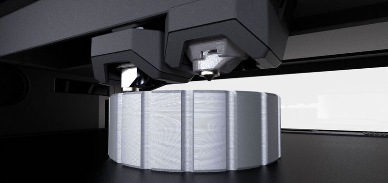 Der mit einer beheizten Baukammer ausgestattete FDM-Drucker Method von Maker Bot kann nun Polymere, Verbundstoffe und Metallfilamente drucken.