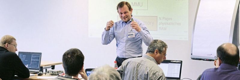 Wer Andreas Klinger noch nicht gehört hat, der hat auch noch nicht alles über Linux gehört. Mit didaktischem Geschick, großer Leidenschaft und unverwechselbarem Akzent „brennt“ der Ur-Bayer die Basics und Feinheiten von Linux in die Köpfe der Entwickler.