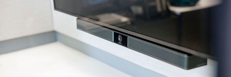 Das All-in-One-USB-Konferenzsystem Videobar VB1 von Bose lässt sich schnell über oder unter dem Monitor befestigen.