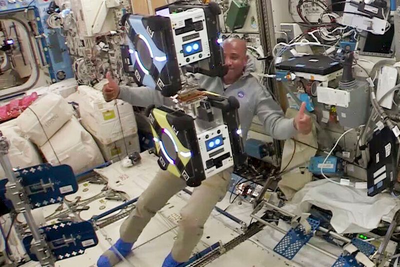 US-Astronaut Victor Glover testete den geckomäßigen Andockmechanismus vom INM Ende letzten Jahres mit Erfolg auf einer ISS-Mission.