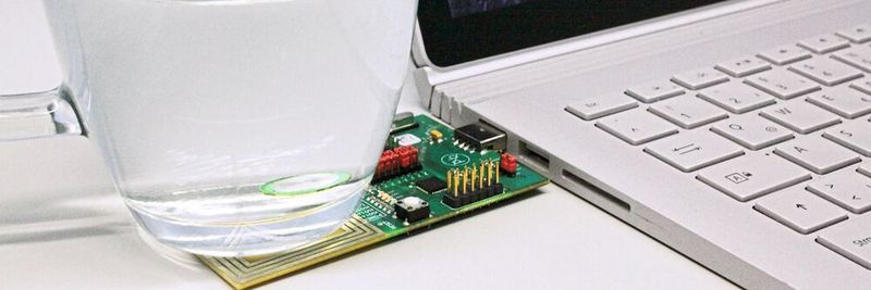 Der Demonstrator von Jun Tan: Er hat eine präzise mikroelektrische Low-Power-Sensorik entwickelt, die eine miniaturisierte und passive RFID-Technik verwendet.