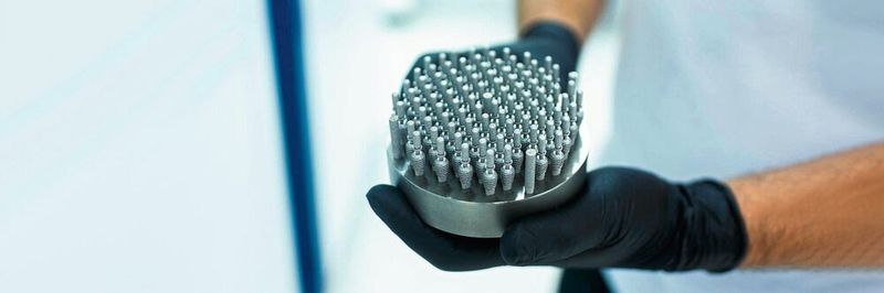 Plenum produziert auf den beiden vorhandenen Truprint 1000 derzeit rund 40.000 Implantate pro Jahr in 35 verschiedenen Größen. Je nach Größe der winzigen Schrauben werden pro Druckvorgang zwischen 200 und 300 Stück aus dem Pulver aufgebaut.