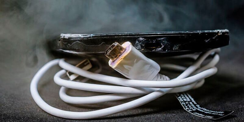 Lithium-Ionen-Akkus bilden beim Aufladen sogenannte Dendrite – die zu einer Explosion führen können.