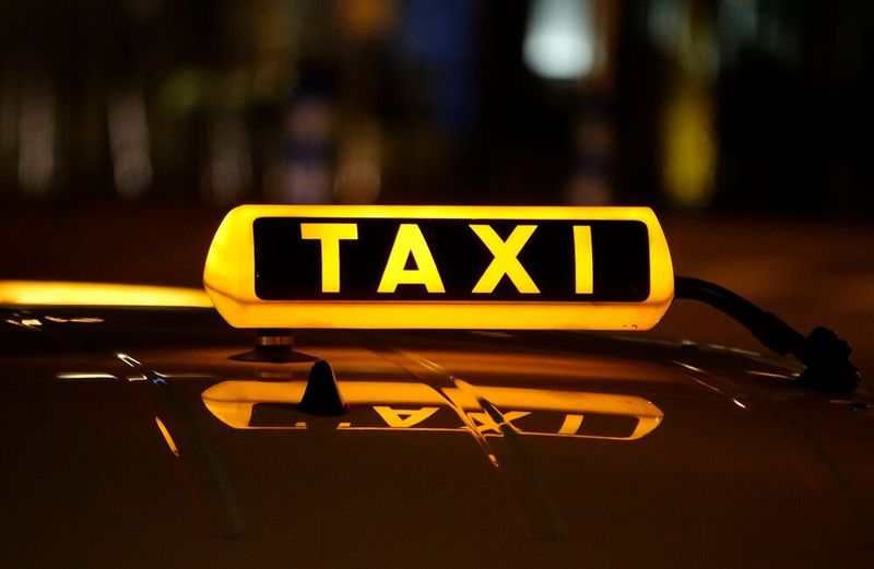 Die klassischen Taxis spüren die starke Konkurrenz, zum Beispiel vom Fahrdienst-Vermittler Uber.