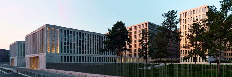 Auf dem Gelände des früheren „Stadion der Weltjugend“ befindet sich die BND-Zentrale, die auf rund 260.000 Quadratmetern etwa 4.000 Beschäftigten Platz bietet