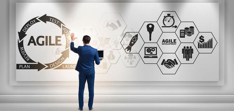 Agilität ist ein modernes Schlagwort in flexiblen Entwicklungsprojekten. Doch damit sich Agilität in Teams auch richtig entfalten kann, müssen Unternehmen dafür auch ein geeignetes Umfeld schaffen.