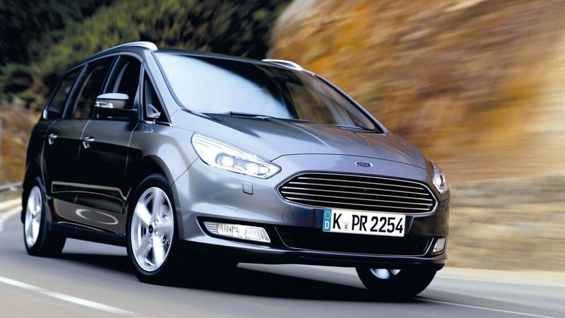 Unter anderem müssen zahlreiche Ford Galaxy in die Werkstatt, weil die Verschraubung der Spurstrebe der Hinterradaufhängung aufgrund von Korrosion versagen könnte.