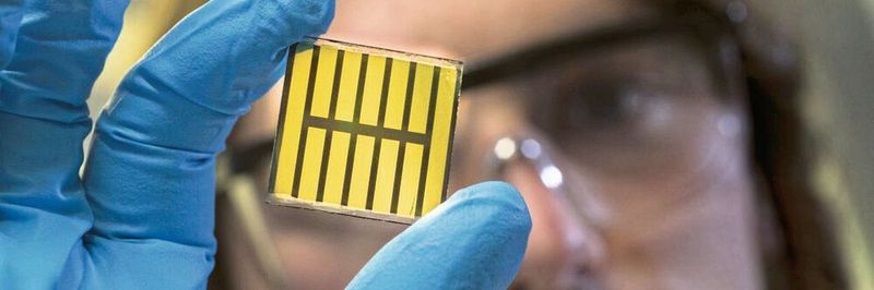Perowskit-Solarzellen haben beim Wirkungsgrad gegenüber Silzium-Solarzellen deutlich aufgeholt – einige ihrer Eigenschaften sind aber noch nicht vollständig verstanden.