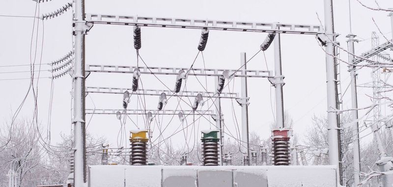 Hochspannungsanlage im Winter (Symbolbild): Unerwartet starke Winterstürme haben in Texas im Raum Austin zu einem Zusammenbruch der örtlichen Stromversorgung geführt. Um Haushalte und kritische Infrastrukturen weiter mit Strom versorgen zu können, mussten in Austin ansässige Wafer-Fabs von Samsung, NXP und Infineon zwischenzeitlich heruntergefahren werden.