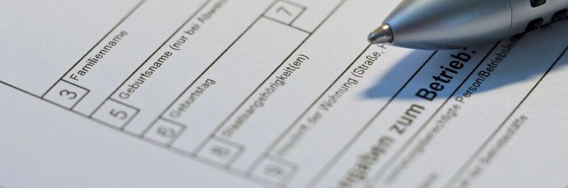 Viele Interaktionen zwischen Bürgern und Behörden werden nach wie vor manuell ausgeführt. Gleichzeitig wird beim Austausch sensibler Daten die Zusammenarbeit zwischen den öffentlichen Einrichtungen untereinander erschwert. Das bedeutet für Bürger, Unternehmen und Behörden vermeidbare Mehrarbeit.