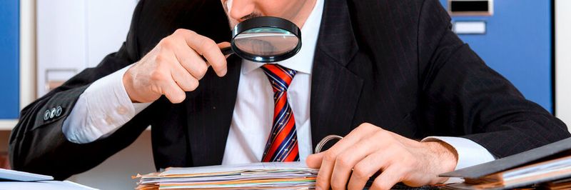 Ein Informationssicherheitsbeauftragter trägt durch regelmäßige Überprüfungen zur IT-Governance bei.
