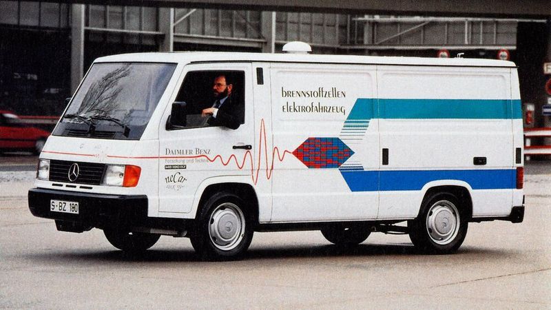 Heute vor 30 Jahren hat Mercedes-Benz mit der Brennstoffzellenforschung für mobile Anwendungen begonnen. Das erste Ergebnis: 1994 wird das "Necar" vorgestellt.