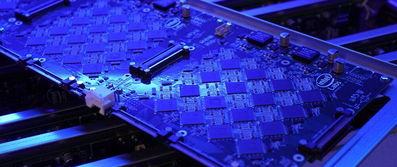 Intels neuestes neuromorphisches System, „Pohoiki Springs“, vom März 2020, integriert 768 neuromorphische Chips „Loihi“, je maximal 32 pro jedem der 24 „Nahuku“-Boards, in einem 5U-Gehäuse.