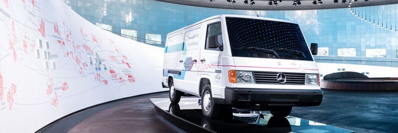 Mercedes-Benz NECAR 1, 1994. Das „New Electric Car“ ist das erste Brennstoffzellenfahrzeug, das unter Alltagsbedingungen funktioniert. Der Antrieb nimmt noch den kompletten Laderaum des Transporters MB 100 ein. Foto aus dem Mercedes-Benz Museum, Stuttgart.