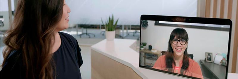 Ein Zoom-Rooms-for-Touch-Gerät im Eingangsbereich ermöglicht die kontaktlose Begrüßung von Besuchern.