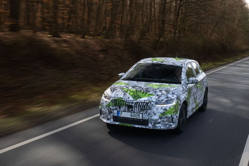 Nach VW Polo, Seat Ibiza und Audi A1 kommt der Fabia IV nun als letzter der Familie auch mit dem modularen Querbaukasten A0 von Volkswagen.