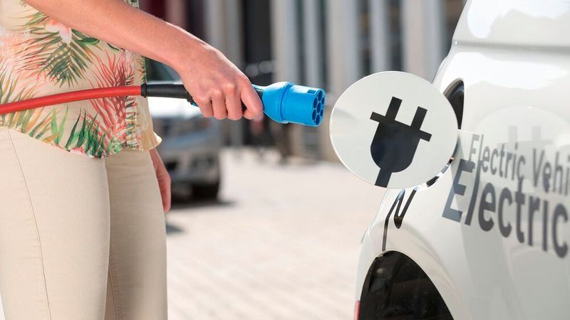 Elektroauto oder Hybrid statt reiner Verbrenner: Bei Kunden mit hohem Einkommen müssen Händler schon in absehbarer Zukunft mit einem deutlichen Wandel in der Kaufbereitschaft rechnen.