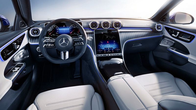 Die neue C-Klasse von Mercedes hat im Innenraum mehrere LED-Lichtbänder. Iseled will einen technischen Standard für die elektronische Steuerung solcher LEDs schaffen.