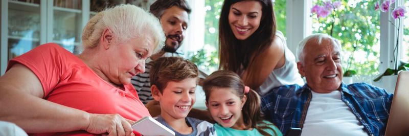 Digitale Teilhabe über alle Generationen hinweg – das ist leider immer noch die Ausnahme. Im Gegenteil, die digitale Spaltung könnte sich sogar vertiefen, da die gut ausgebildeten Teile der jungen Generation andere Bevölkerungsschichten weit hinter sich lassen