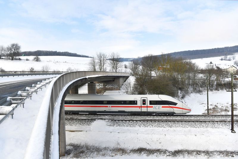 Viele Züge fuhren nicht durch eine Winterlandschaft, sondern verharrten im Bahnhof.